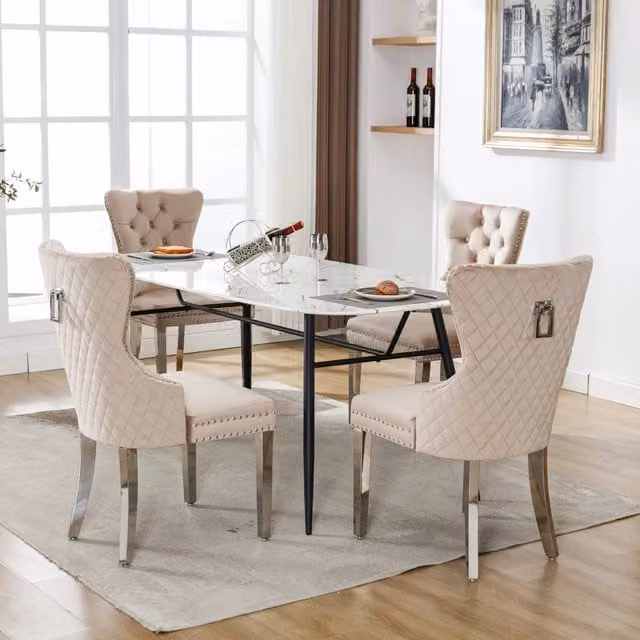 Sedia da sala da pranzo imbottita con schienale a fibbia quadrata e gambe in metallo, velluto beige