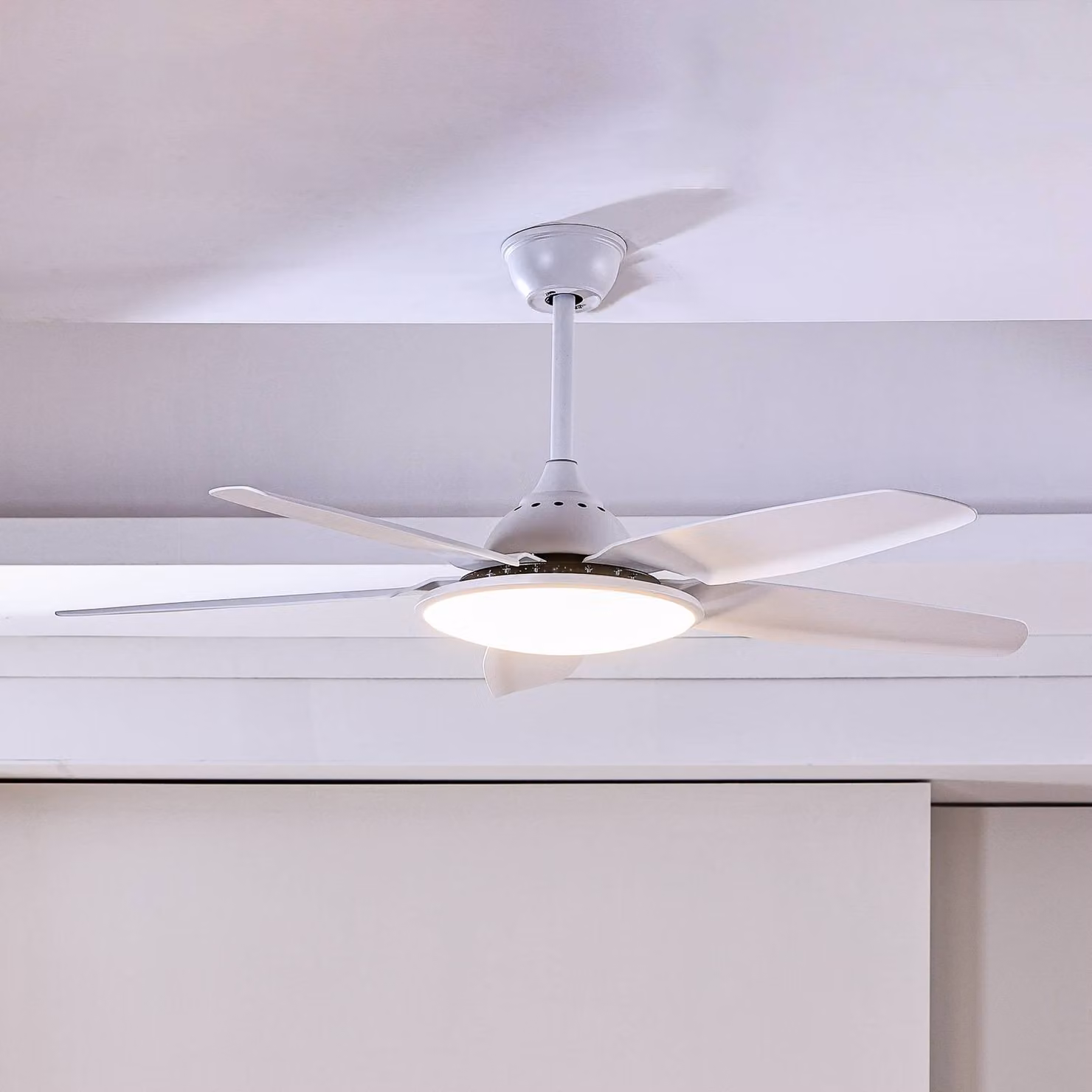 Ventilatore da soffitto LED Lucande Divian, bianco, DC, silenzioso, CCT Divian, Bianco / Opale, Soggiorno / Sala da pranzo, Metallo, Moderno