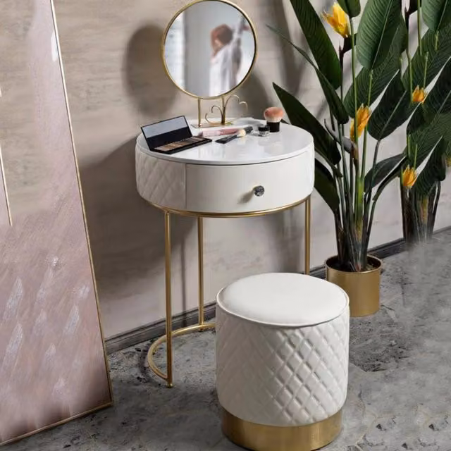 Comodino Miscano DMORA, Comò basso e Tavolino da notte con top imbottito, Bianco e Oro, L 52 cm x P 52 cm x H 70 cm – 1