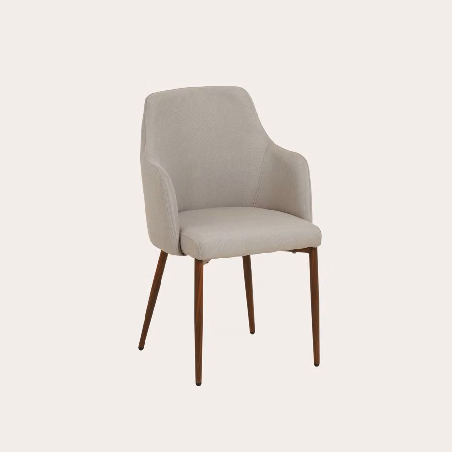 Sedia imbottita Banak Premium beige con braccioli e struttura in legno per soggiorno o sala da pranzo – 2