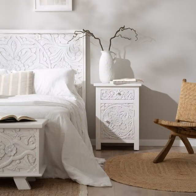 Comodino Indira Banak in legno di mango intagliato con decoro floreale bianco laccato