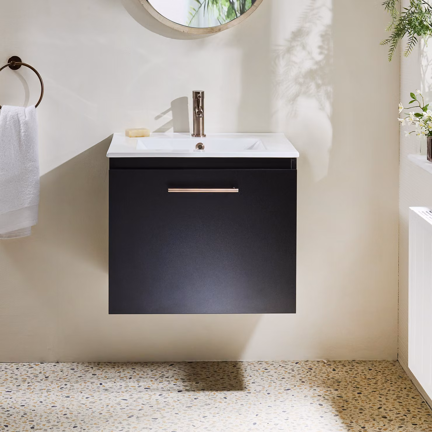 Mobile Bagno Grigio Nero Sospeso da 600mm con Lavabo e Maniglia con Barra a T in Bronzo Spazzolato - Cluo