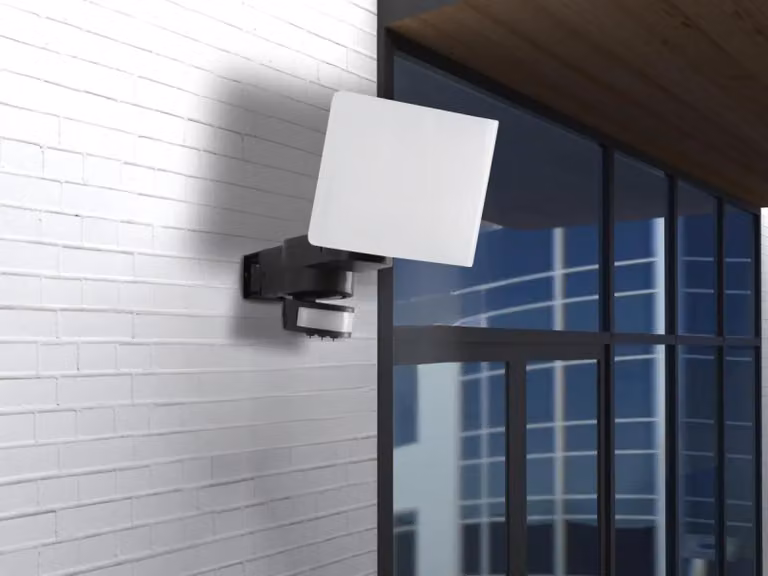 NEDES: Riflettore LED esterno con sensore PIR, 24W / 4000K - LFX021