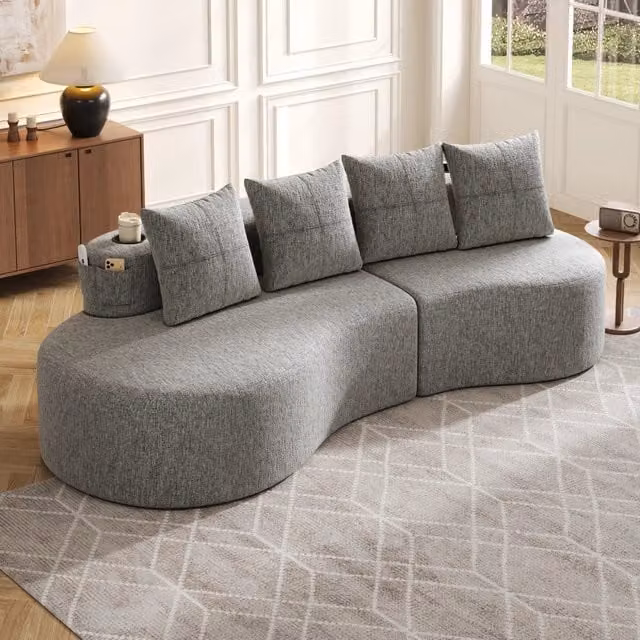 Divano moderno OKWISH in tessuto di lino grigio con 4 cuscini, tasche laterali e portabicchieri L: 240 cm, P: 109 cm, H: 60 cm