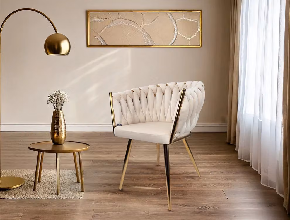 Poltrona moderna Samira in velluto beige con dettagli oro e struttura in metallo – 2