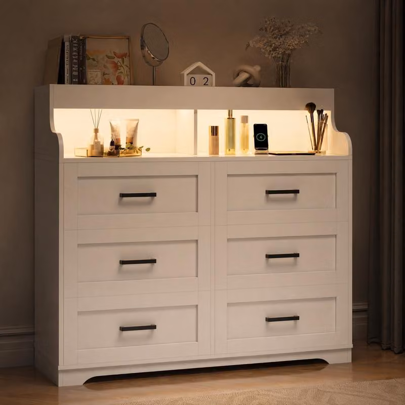 UnboxG Comodino bianco, 110 cm – Comodino moderno con cassetti, dotato di striscia LED RGB, prese di corrente, 6 cassetti, 3 scomparti aperti e sistema di sicurezza anticaduta