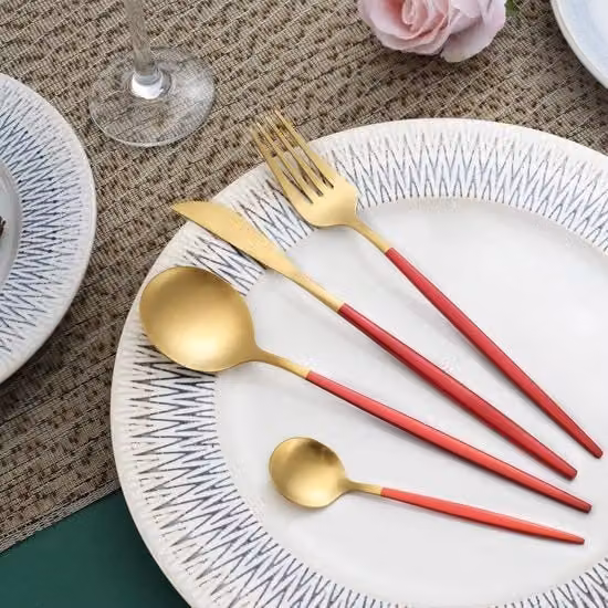 Set di 24 pezzi di posate Pleafind in acciaio inossidabile lucido, colore rosso e oro, lavabili in lavastoviglie
