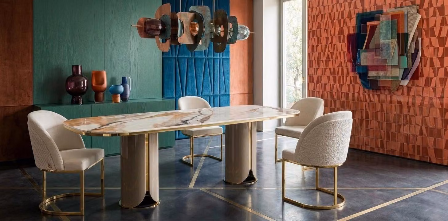 Set moderno per sala da pranzo, composto da un tavolo da pranzo rettangolare beige e sedie. Arredamento per sala da pranzo