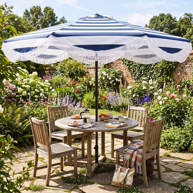 Ombrellone da giardino Costway a strisce blu con decorazione a frangia, 8 stecche e manovella, inclinazione 30 gradi, Diametro: 270 cm