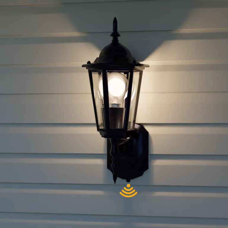 Lampada da parete esterna, attacco E27, con sensore di luminosità, a forma conica, colore nero