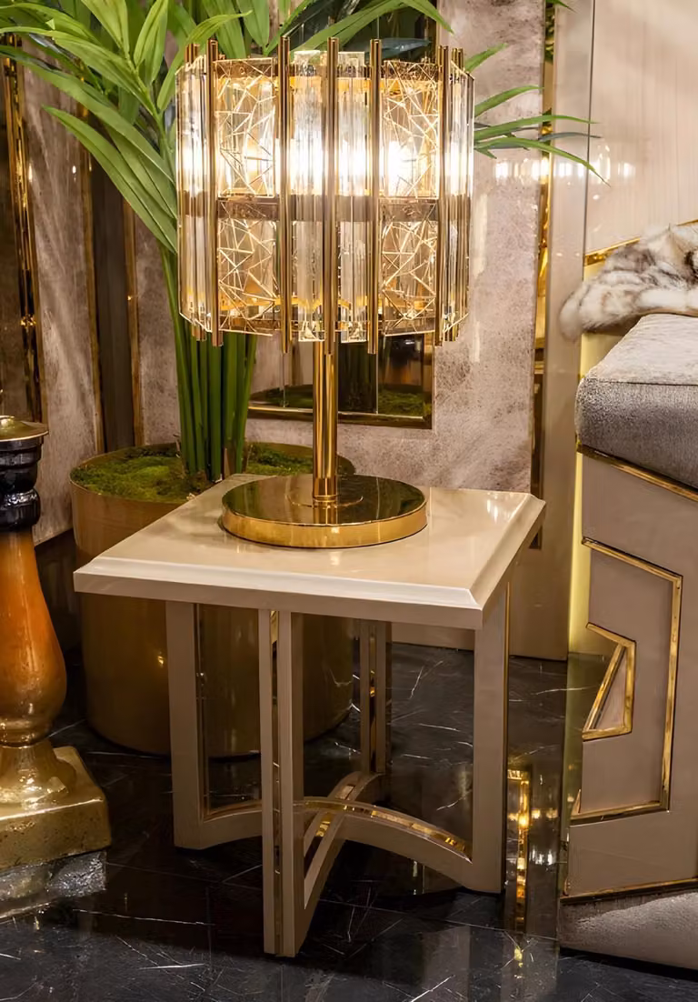 Elegante tavolino con dettagli dorati per un arredamento moderno