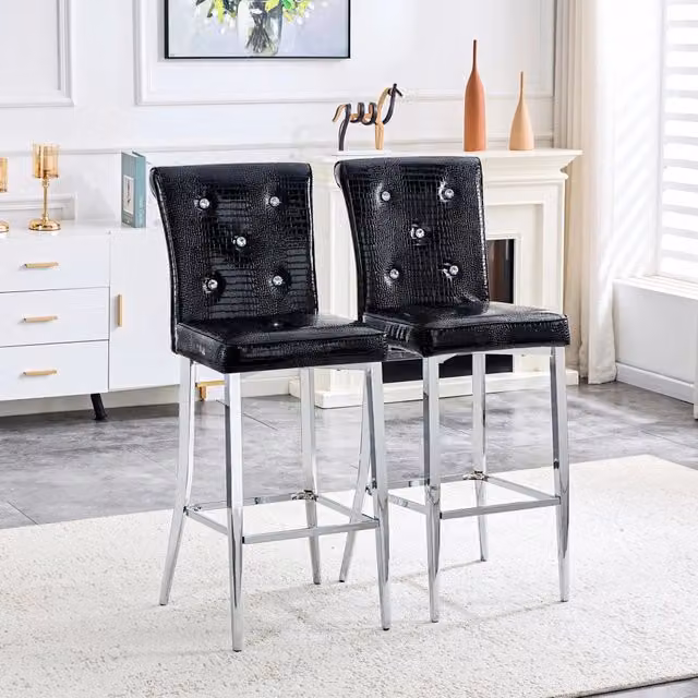 Set di 2 sgabelli da bar OKWISH con schienale alto, seduta imbottita in ecopelle nera e dettagli decorativi in metallo e PVC