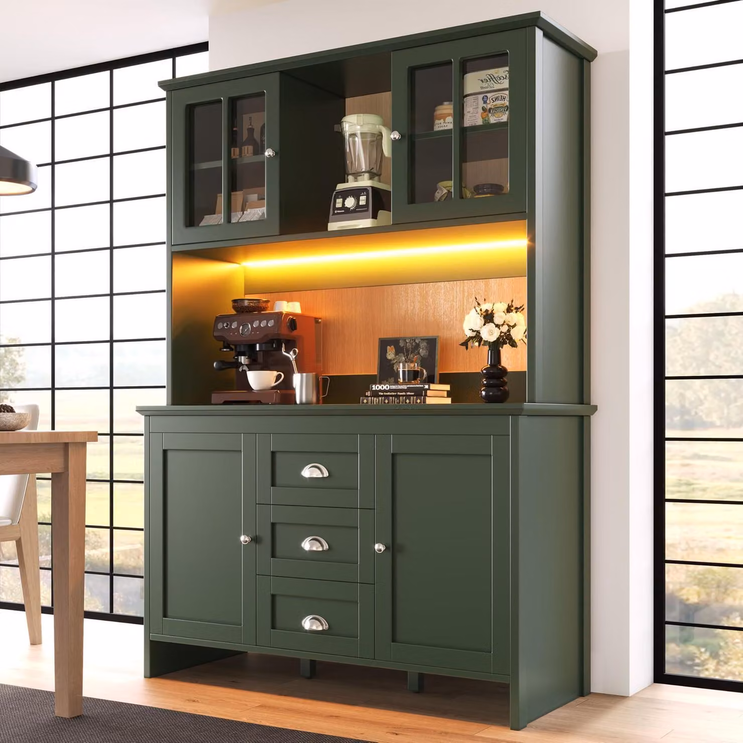 Mobiletto buffet, mobiletto alto, mobile da cucina, credenza. Dimensioni: 120x40x179 cm. Colore: verde. Ante in vetro marrone. Illuminazione d'ambiente. 4 ante, 3 cassetti