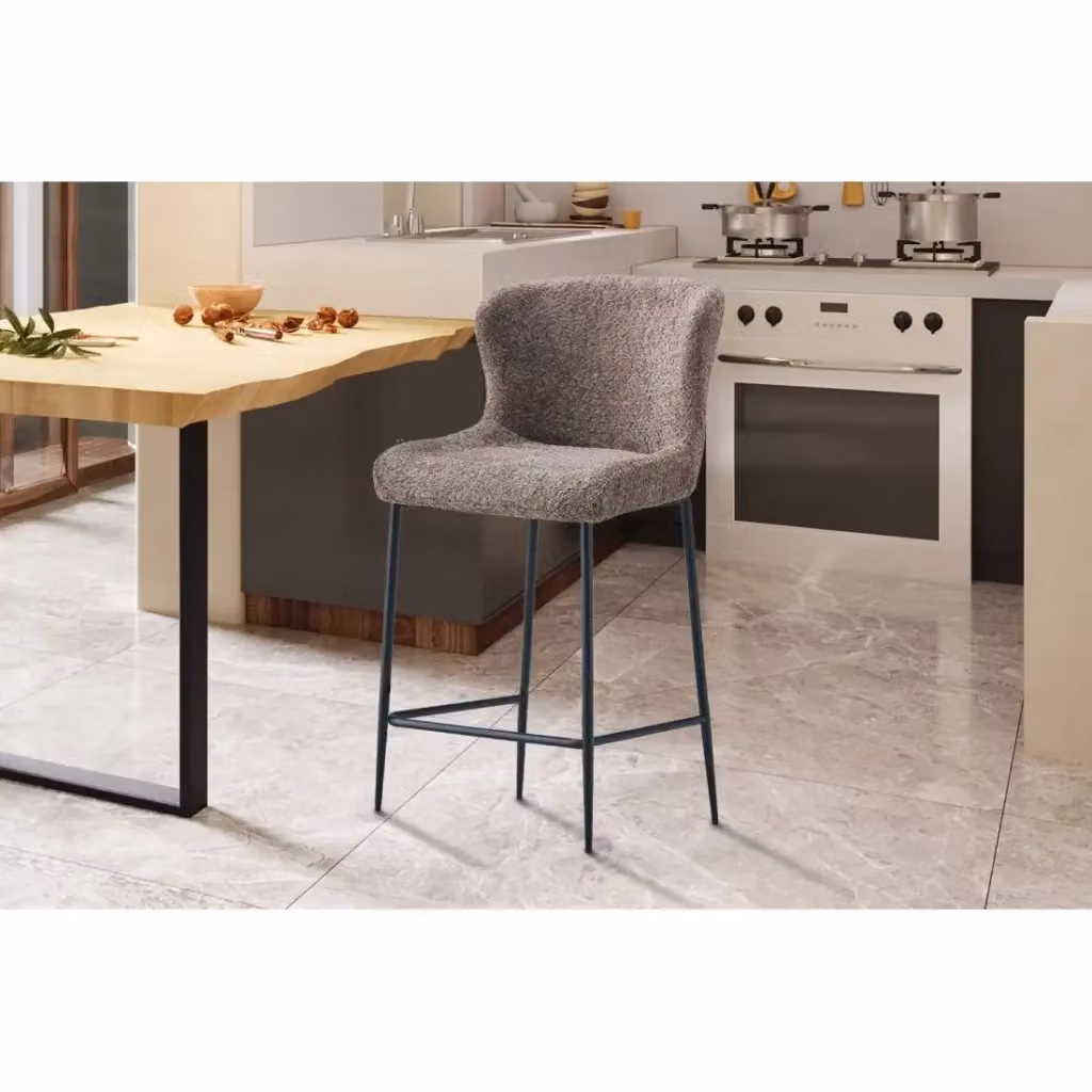 Sedia da bancone LISE Meublorama in tessuto bouclé colore sabbia con piedi in metallo nero stile moderno – 2