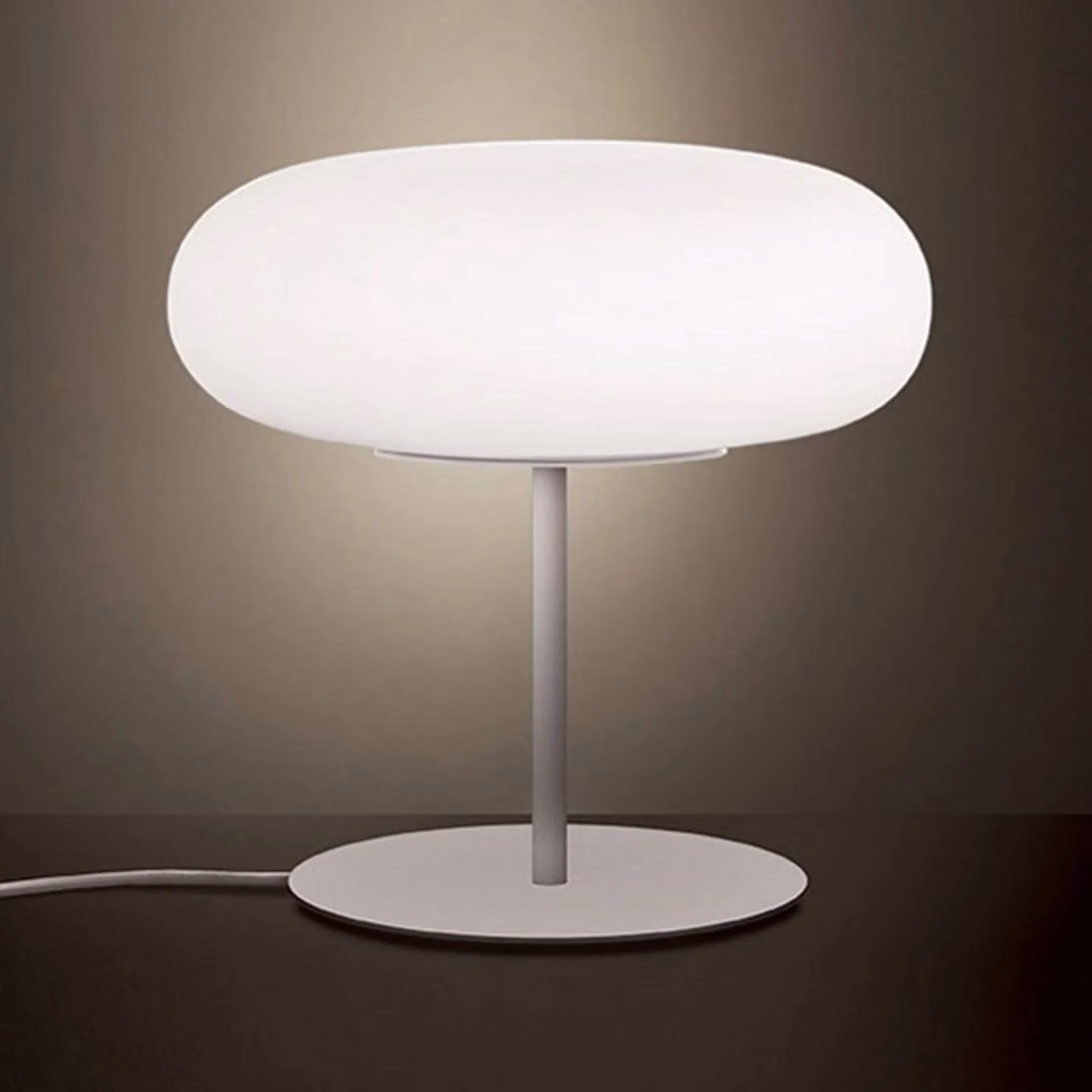 Artemide Lampada da tavolo di design Itka, Bianco / Opale, Soggiorno / Sala da pranzo, Vetro, Moderno, Lampada da tavolo