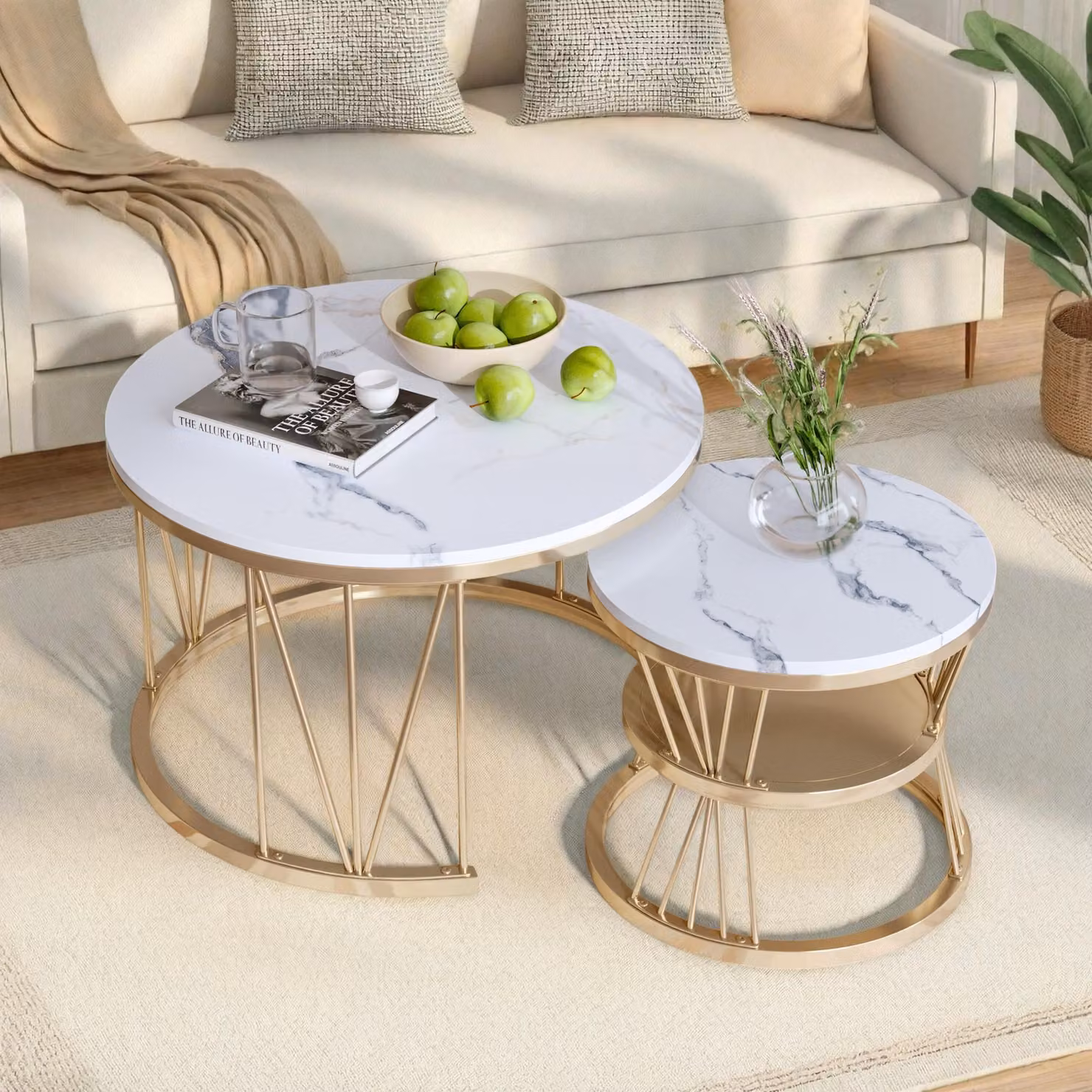 Set di 2 tavolini INONEFT, tavolini laterali con spazio contenitore, aspetto marmo e struttura in metallo, tavoli rotondi per soggiorno, balcone, tavolini da divano, dimensioni 70 e 45 cm, bianco e oro