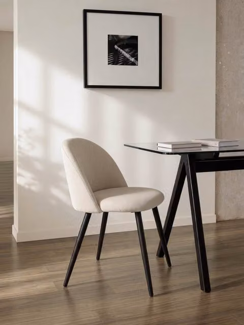 Sedia imbottita Brila beige con gambe in metallo nero Kenay Home – 1