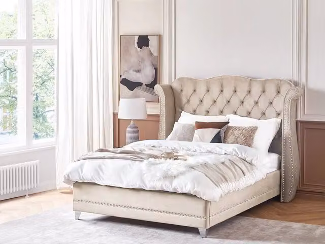 Letto Beliani in velluto beige con testiera alta decorata e struttura in legno di pino, L/P/H: 140 x 200 x 154 cm