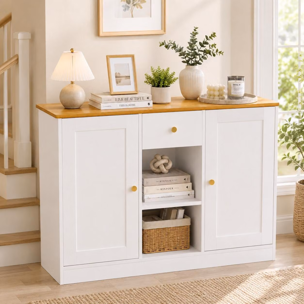 Credenza con doppie ante, un cassetto e due ripiani a giorno, mobile bianco con 3 maniglie dorate, 117x40x16 cm (LxPxA)