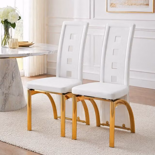 Set di 2 sedie da pranzo MODFU con schienale traforato, ecopelle bianca opaca e gambe dorate per la tua cucina