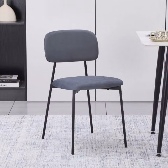 Set di 4 sedie Shen in velluto grigio con struttura in metallo nero per cucina e soggiorno