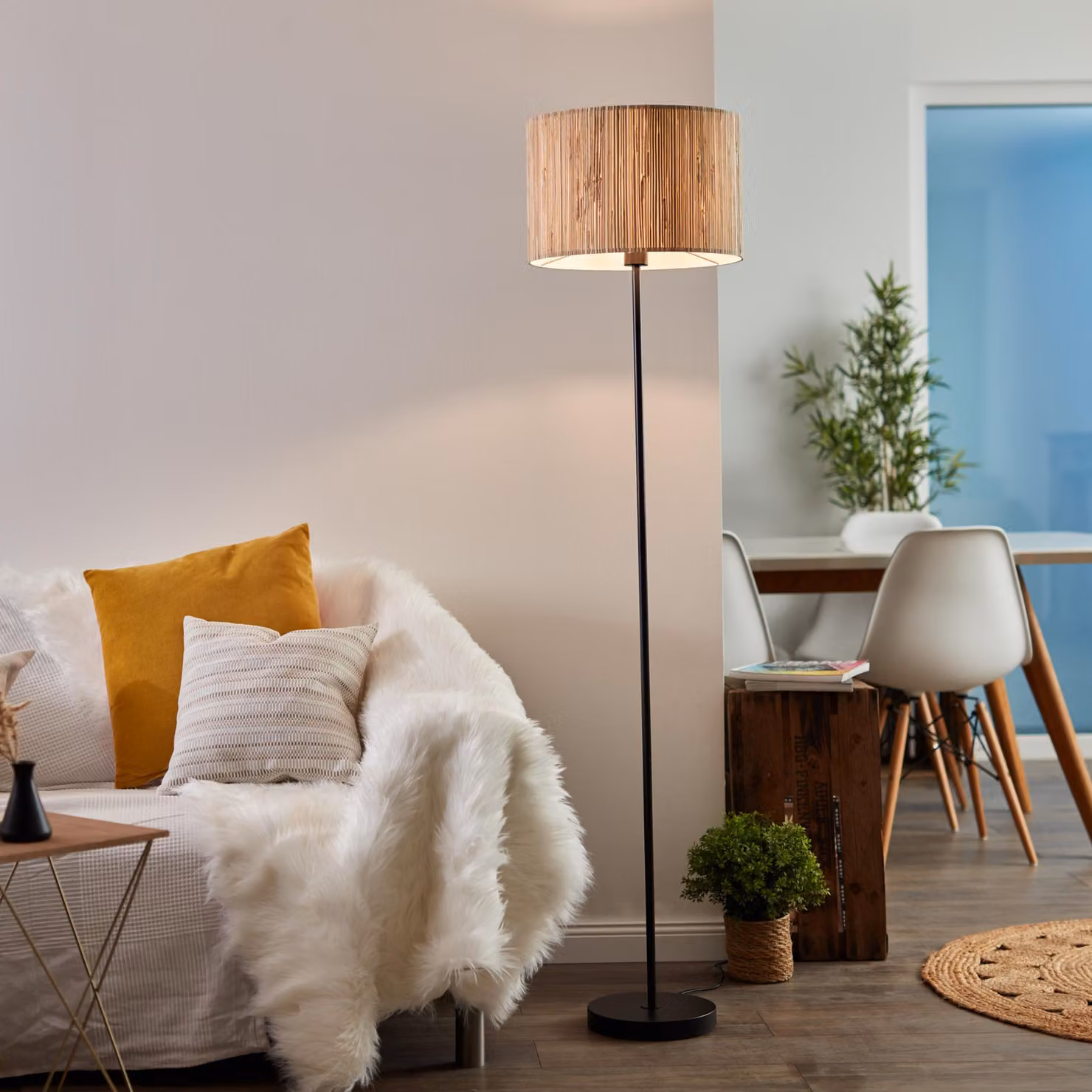 Lampada da terra con paralume in alghe marine, altezza 162 cm e diametro 38 cm, attacco E27, potenza massima 52 W
