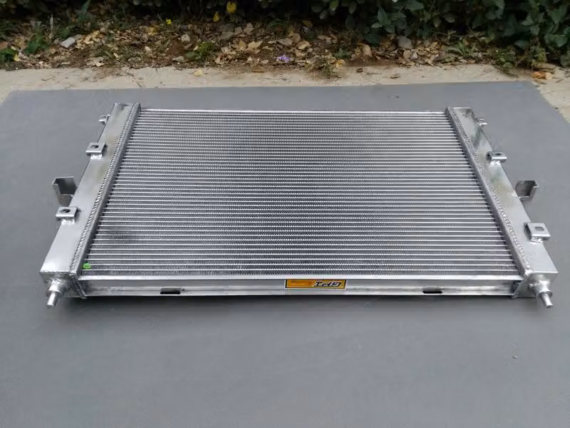 Radiatore in alluminio - 650x438x40 mm - Attacco da 35 mm - Include tappo - Raffreddamento motore efficiente - Accessori per auto
