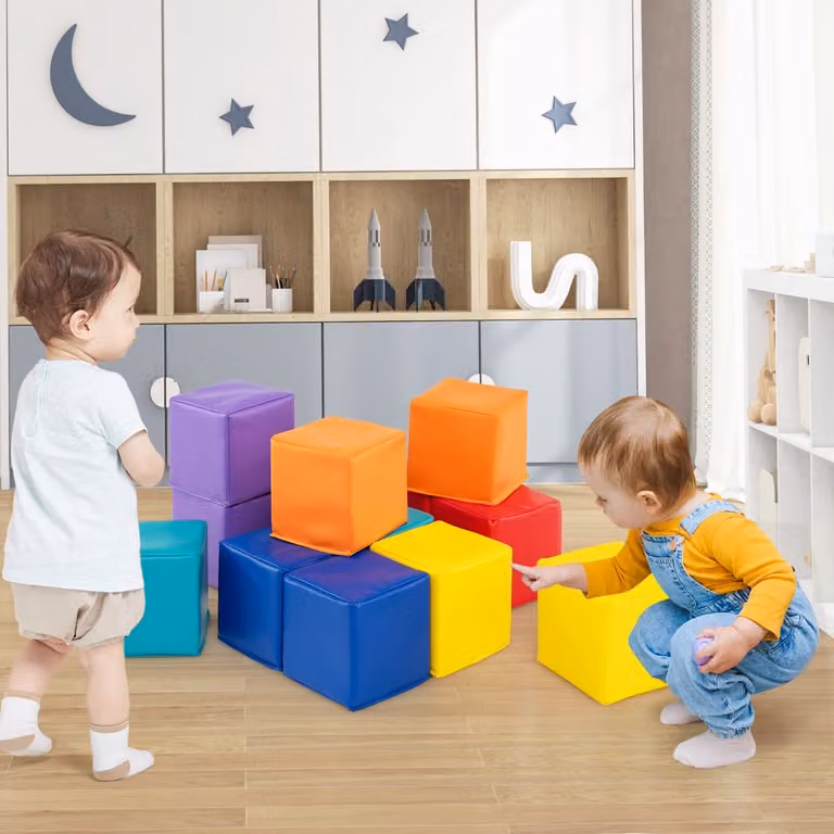 Set di 12 cubi in schiuma colorati impilabili Costway con rivestimento in pelle sintetica per bambini multicolore