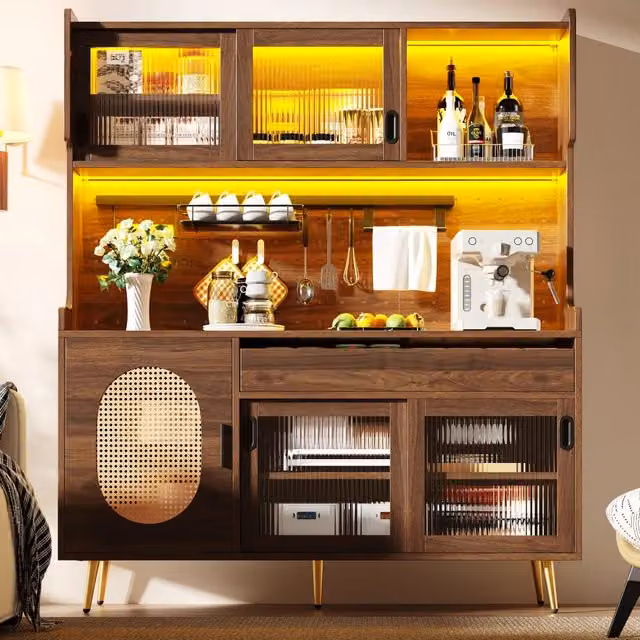 Credenza da cucina con LED controllabile via app; pannello forato e piano d'appoggio in MDF marrone 145 × 39 × 171 cm