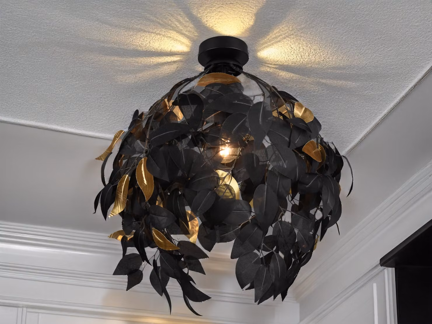 Originale lampada da soffitto a LED con paralume a forma di foglia in nero e oro, per il soggiorno