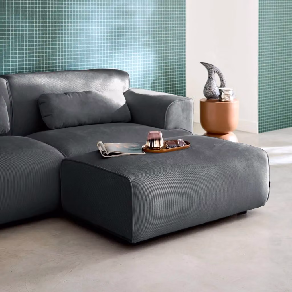 Poggiapiedi per divano Sweeek in velluto a coste grigio con struttura in legno di pino, L: 102 cm, P: 70 cm, H: 41 cm – 2