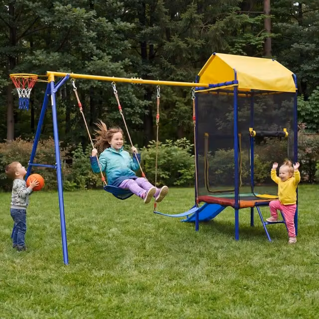 Area giochi da esterno 4 in 1 con trampolino, doppia altalena, scivolo e canestro in ferro colorato