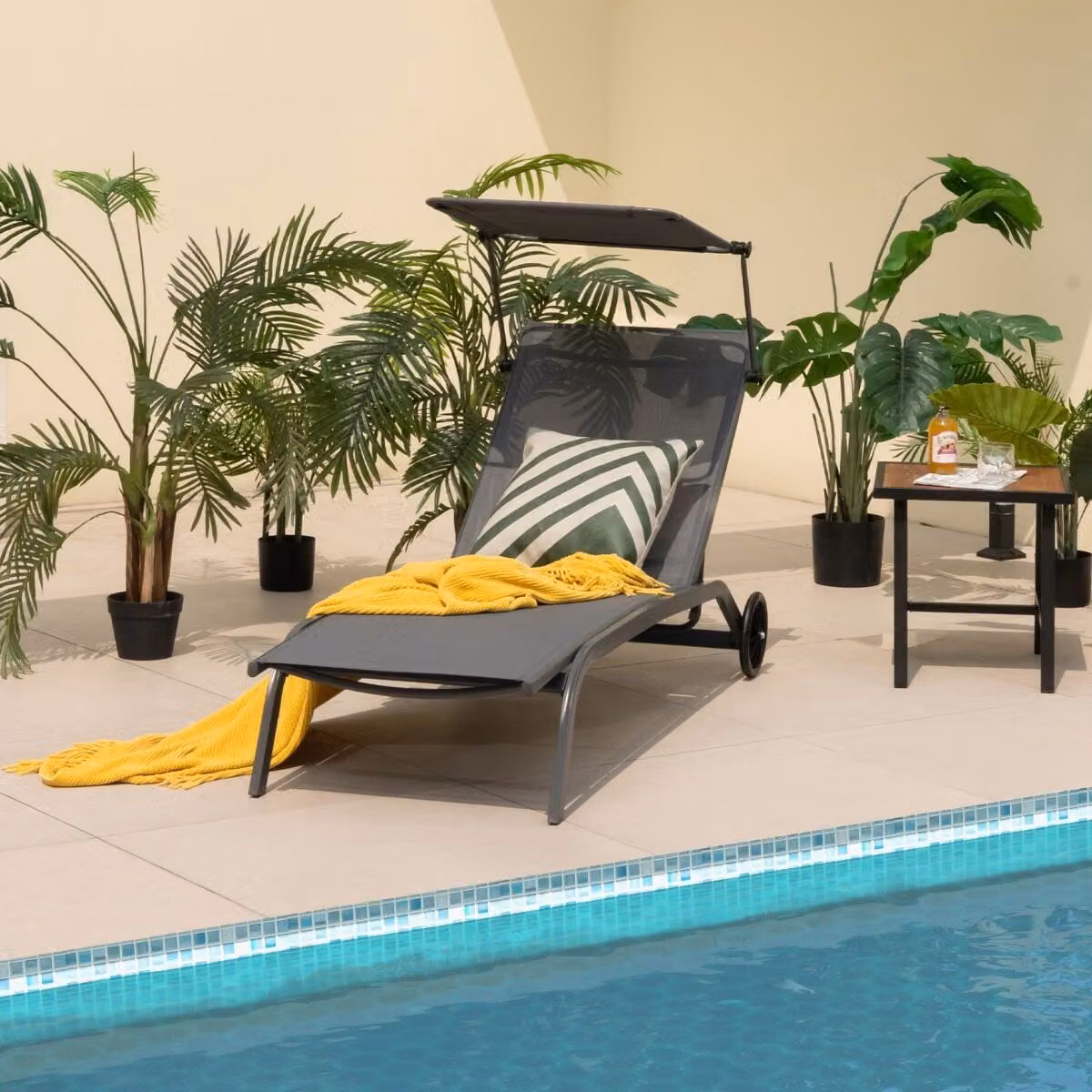 Set da giardino Costway composto da lettini prendisole con parasole e tavolino laterale in metallo e textilene, colore grigio