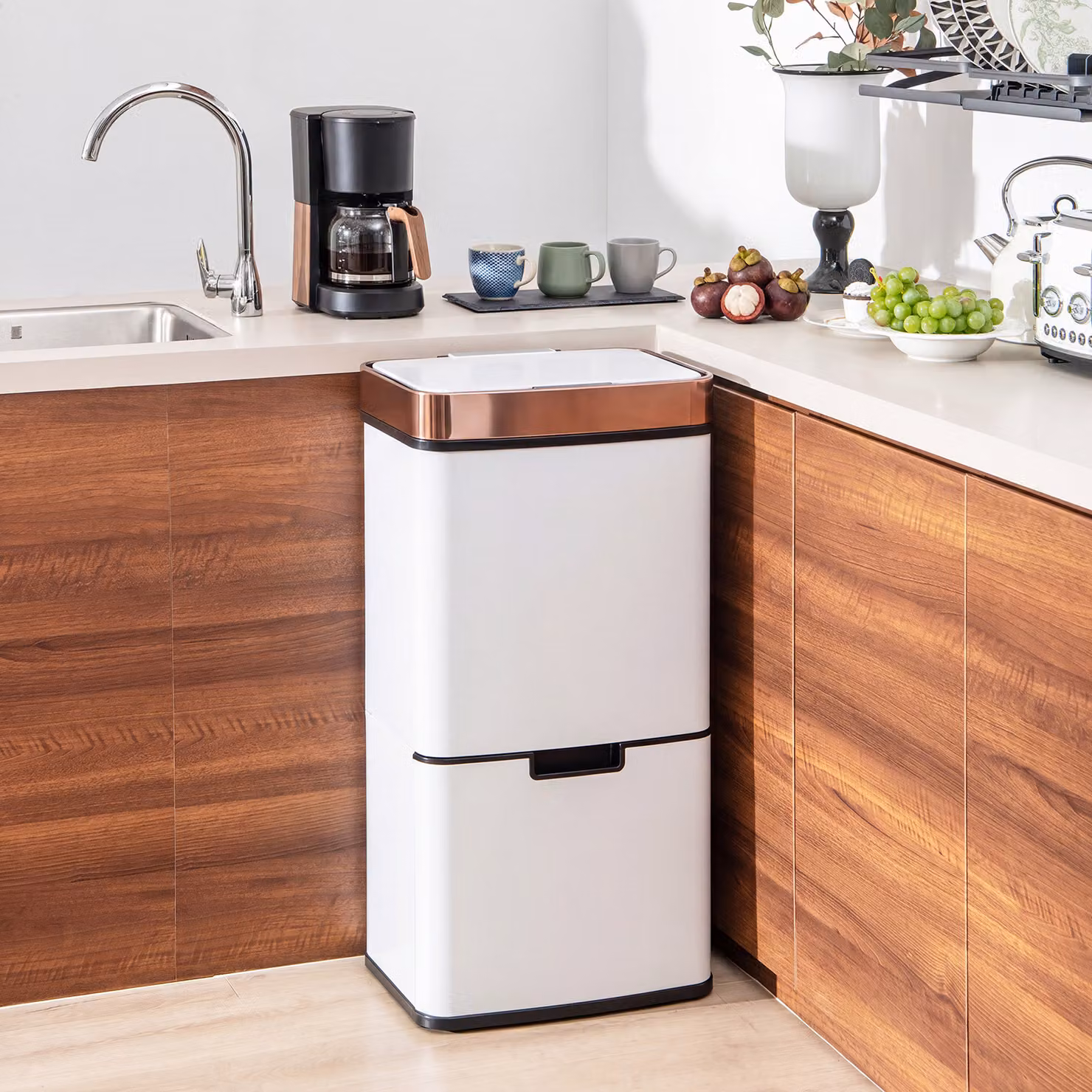 Cestino per rifiuti Costway in acciaio inox con sensore di movimento e doppio contenitore interno, capacità 72L, colore Oro