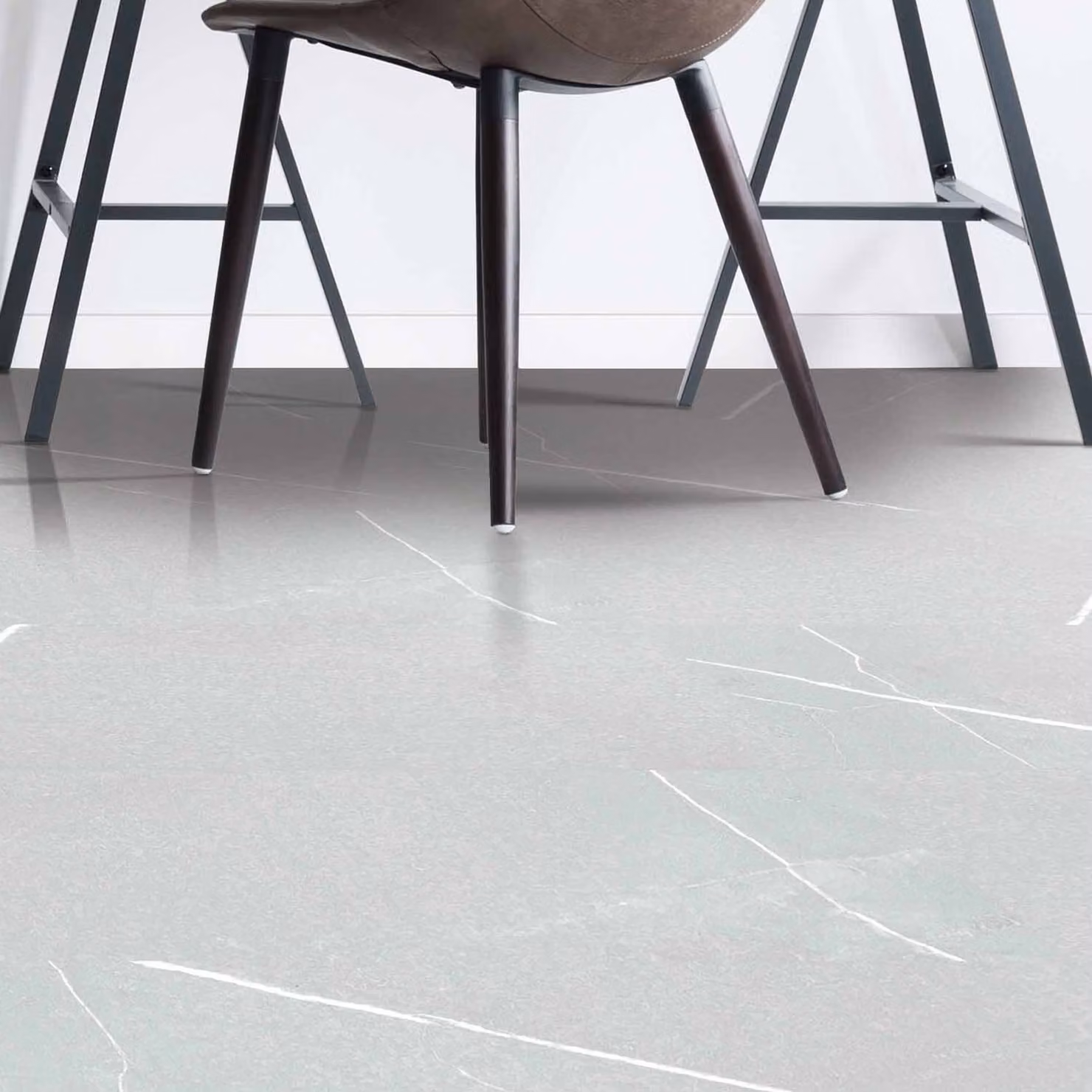 Piastrelle in Materiale Composito per Pavimentazione da Bagno - 615mm x 315mm - Grigio (Hera Marble)