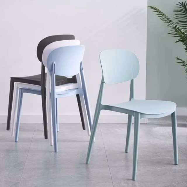 Set di 6 sedie impilabili MOHOME in polipropilene nero, design ergonomico minimalista per interno ed esterno, H 79 x L 54,5 x P 46 cm