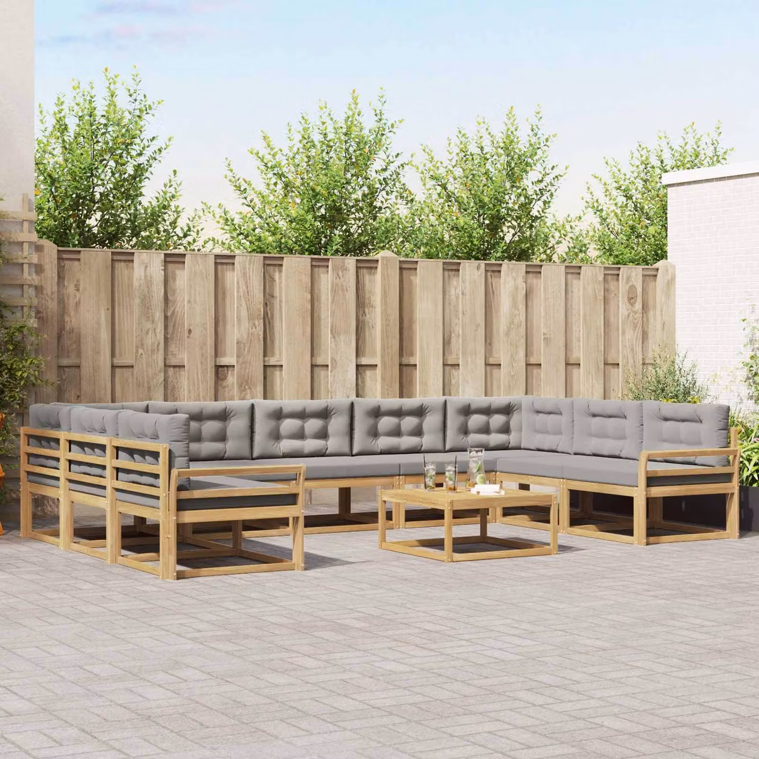 Set di divani da esterno vidaXL a forma di L con tavolino da caffè, in legno di acacia trattato, colore bianco e grigio chiaro