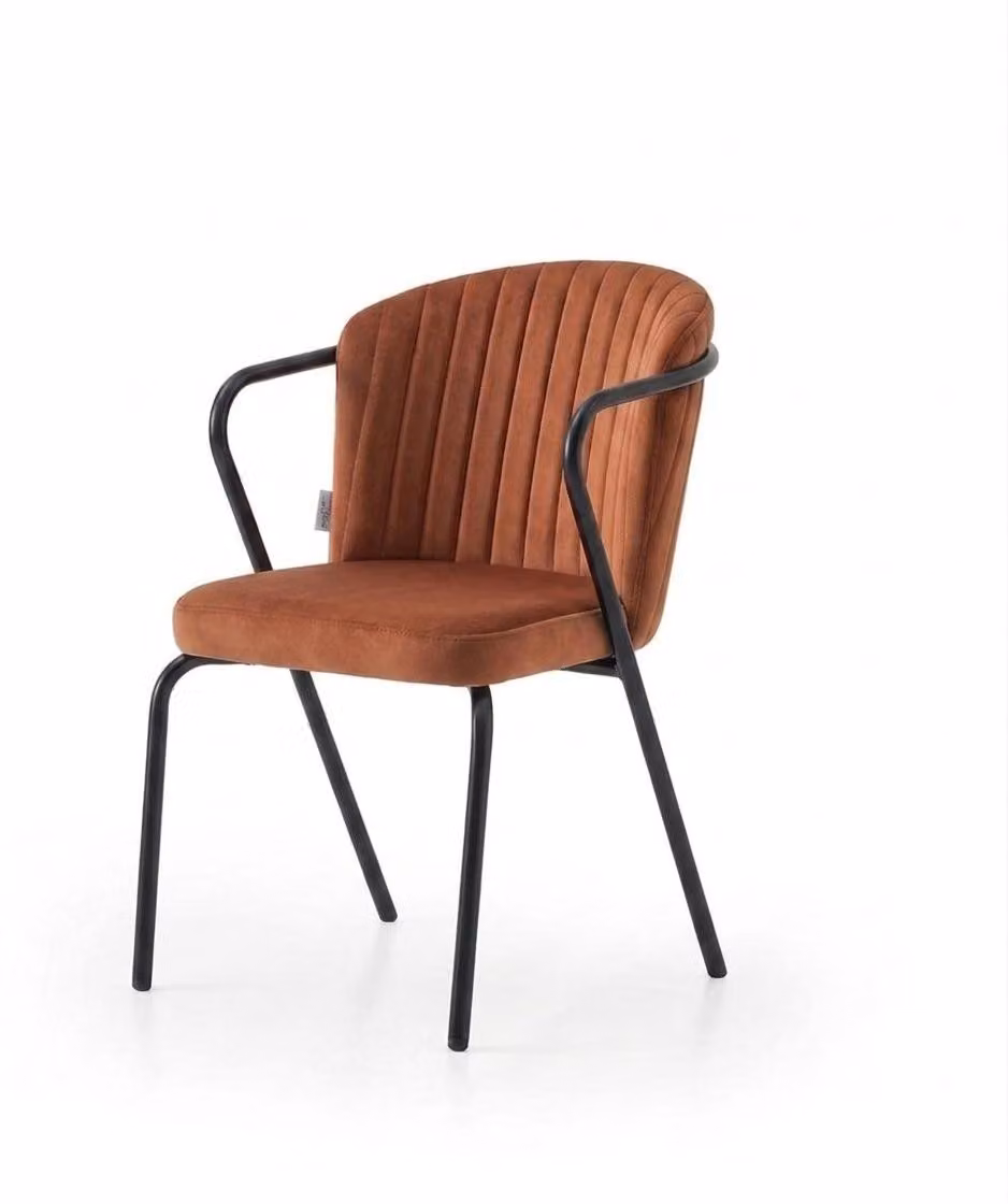 Sedia marrone, comoda, imbottita in tessuto, struttura in metallo, stile moderno, confortevole