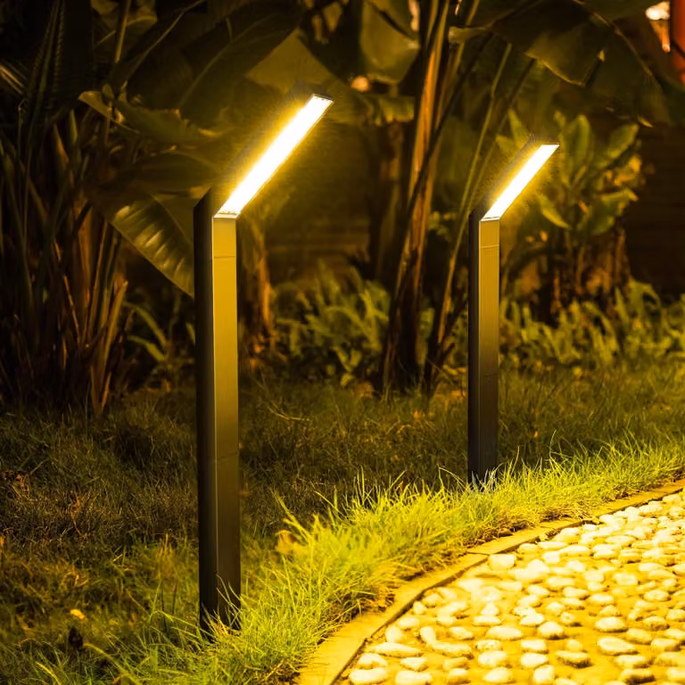 Set di 2 lampade solari, con 3 modalità di illuminazione, grado di protezione IP55, ideali per giardino e vialetti