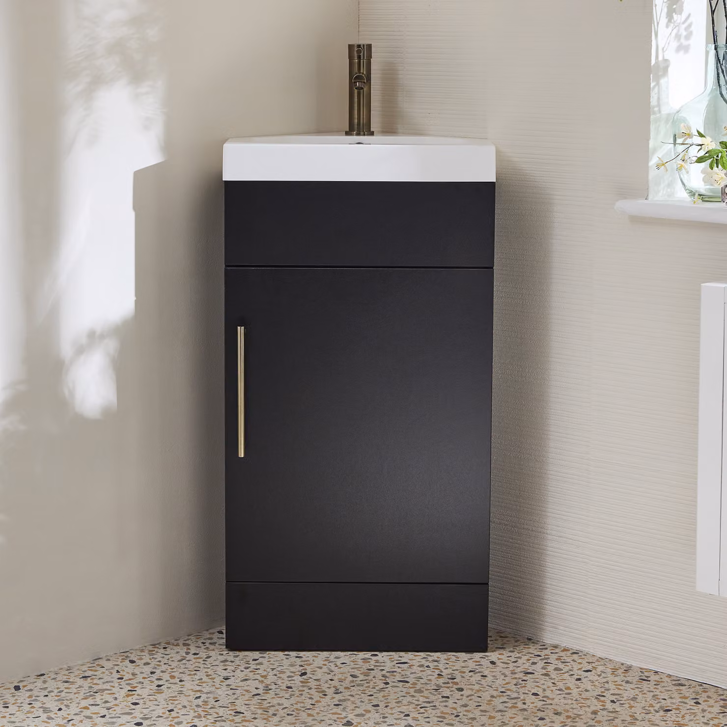 Mobile Bagno a Terra Angolare Grigio Nero da 450mm con Lavabo e Maniglia con Barra a T in Ottone Spazzolato - Cluo