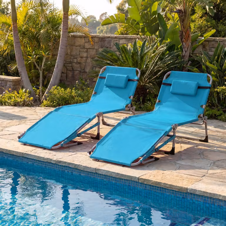 Lettino da spiaggia pieghevole Costway con poggiatesta regolabile e tasca laterale, sedia sdraio da esterno per giardino e piscina in verde o blu