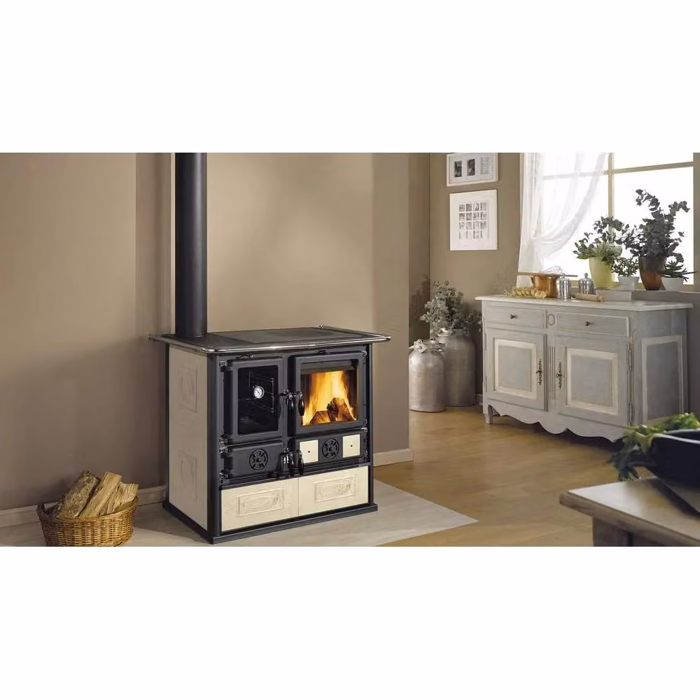 Stufa a Legna Nordica VST Rosa Sinistra Reverse in Maiolica Colore Beige L: 103,0 cm, H: 85,1 cm, P: 65,0 cm – 2