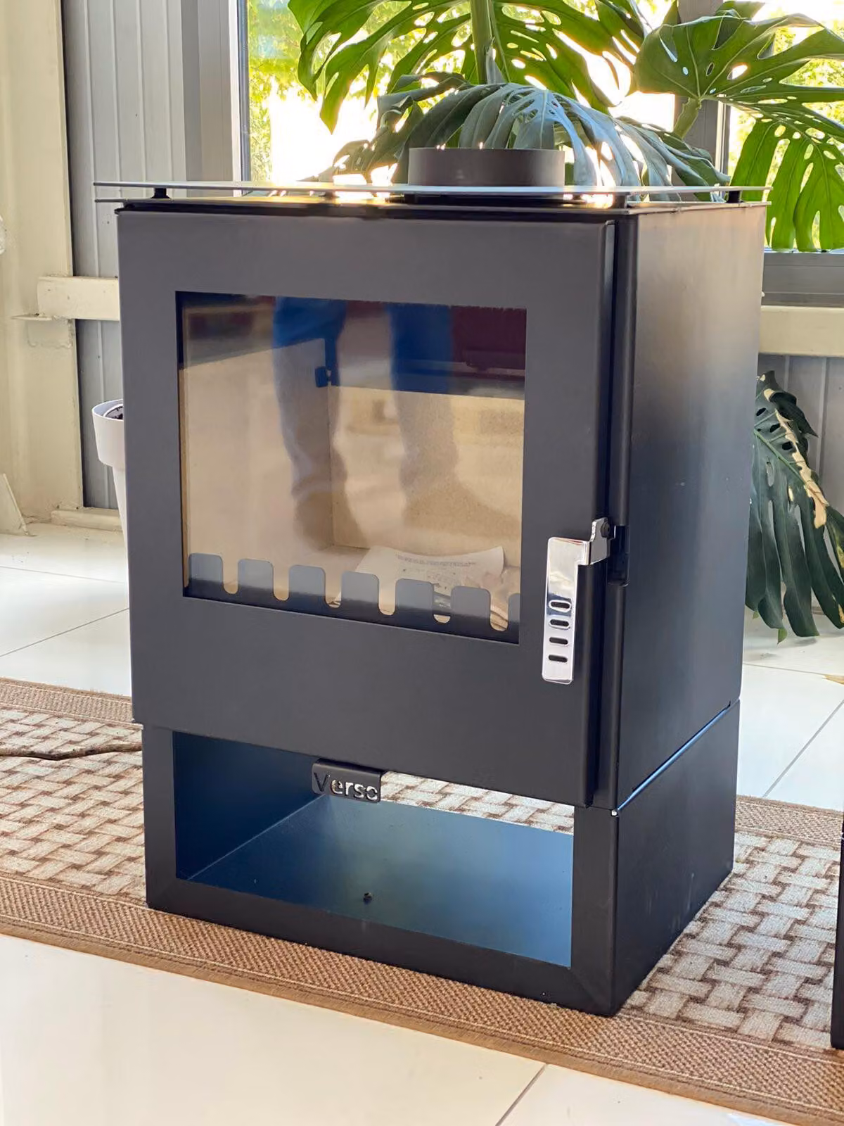 Stufa a legna Verso Rheia - 5 kW | Compatta ed efficiente per spazi accoglienti
