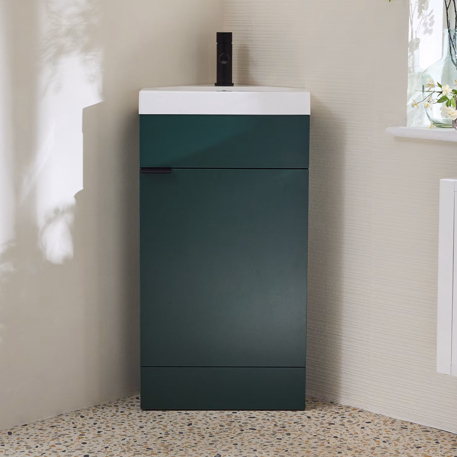 Mobile Bagno a Terra Angolare Verde Scuro da 450mm con Lavabo e Maniglia Moderna Nera con Impugnatura a Dito - Cluo