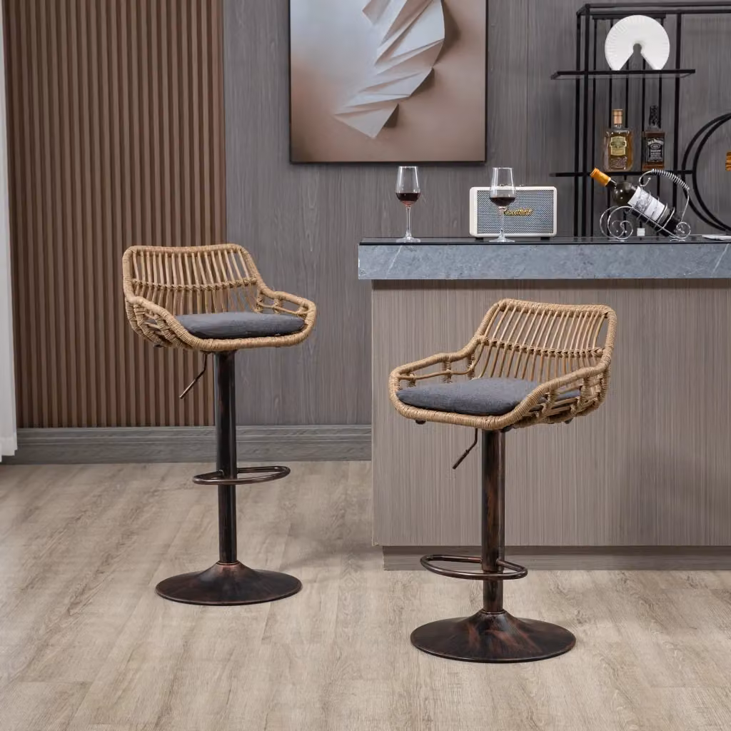 Set di 2 sgabelli da bar MIVRAY girevoli e regolabili in altezza con schienale in rattan grigio, braccioli e poggiapiedi in metallo oro – 2