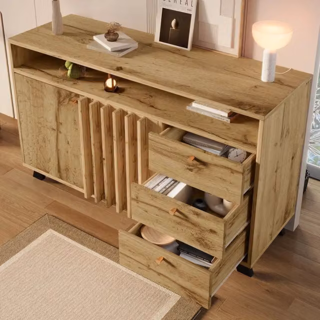 Credenza moderna con 3 cassetti, 2 ante e vano aperto, frontale a doghe effetto rovere scuro, L/P/H: 120 x 40 x 85 cm