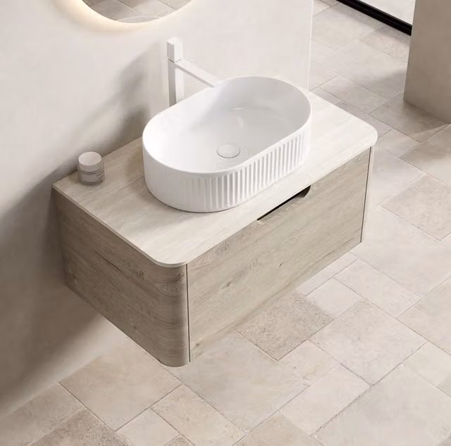 Mobile bagno sospeso 80 cm con lavabo ovale bianco, piano in travertino sinterizzato e armadietto in compensato effetto quercia crema
