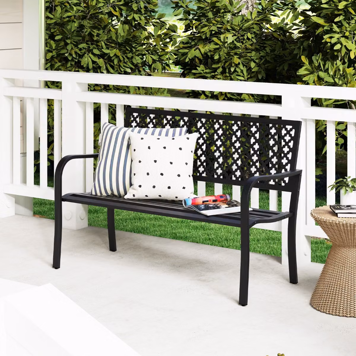 Panchina da giardino Costway per 2 persone in metallo nero con schienale traforato e braccioli, Lunghezza: 127 cm
