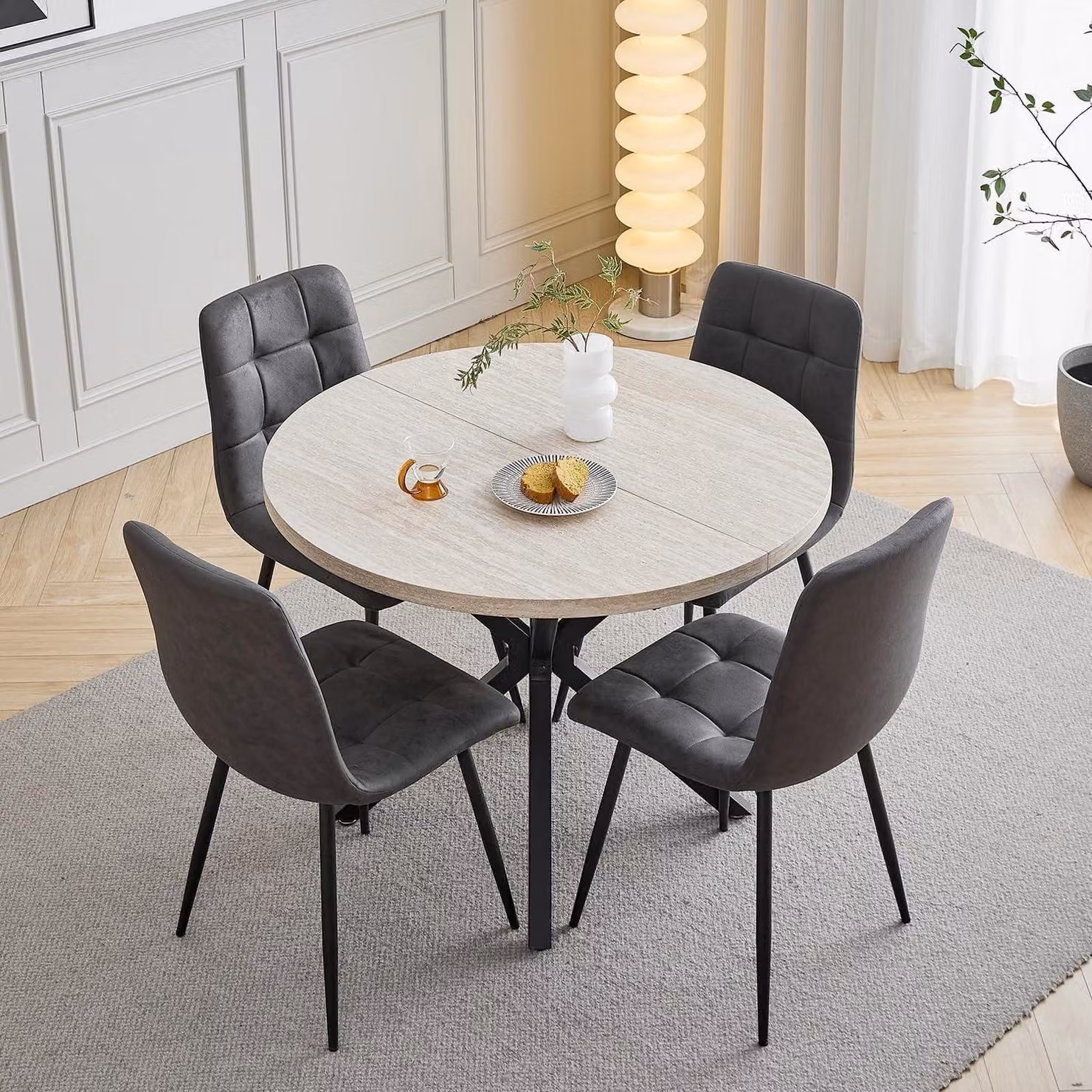 Set da pranzo composto da: 4 sedie, 1 tavolo rotondo di 100 cm di diametro, rivestito in ecopelle, colore giallo/grigio scuro