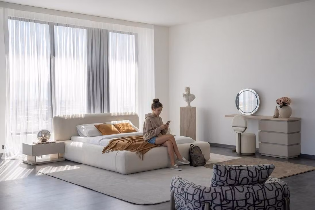 Set per camera da letto: letto, 2 comodini, tavolino da trucco, specchio, pouf, colore beige